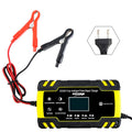 Chargeur de batterie de voiture 12/24V 8A de CANPAA SARL, connecté à une batterie automobile.