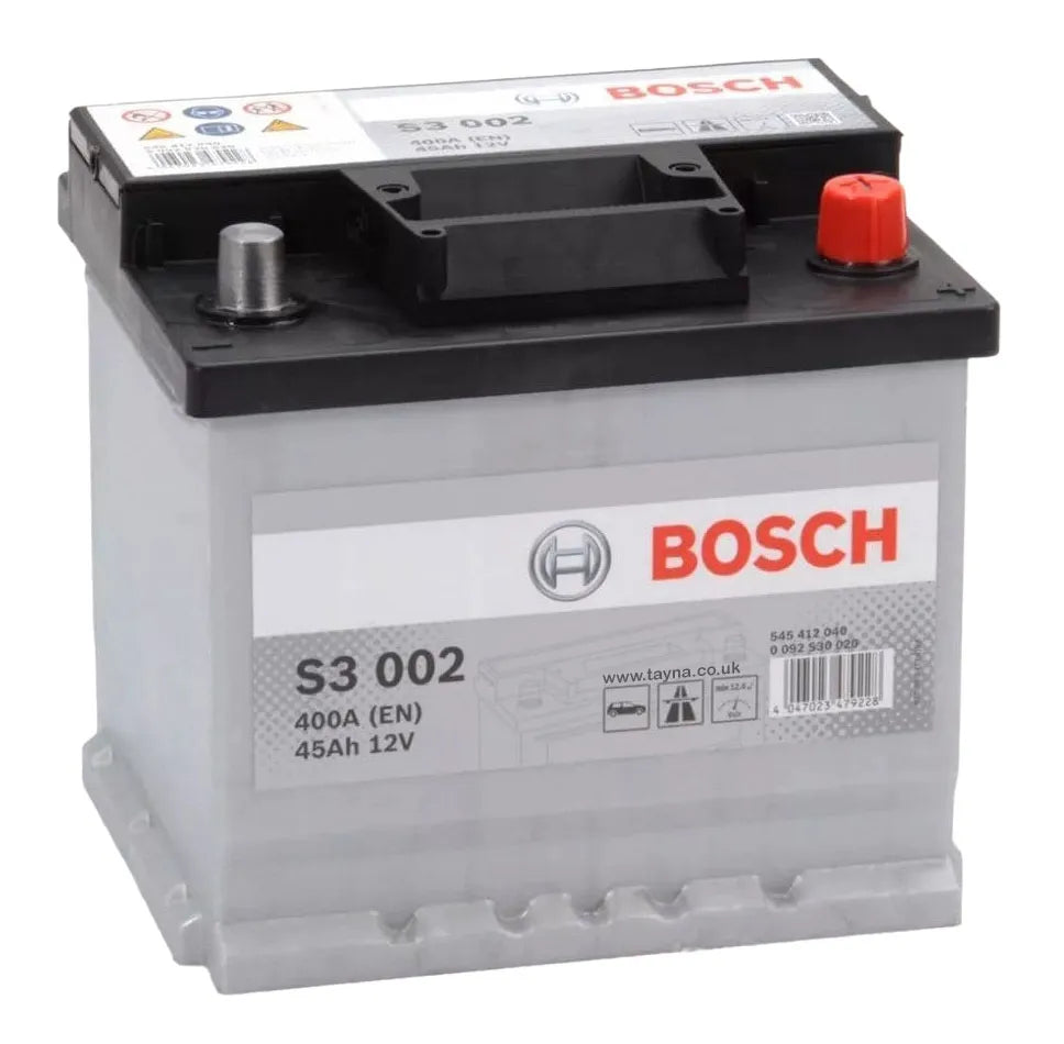 Batterie voiture Bosch S3002 12V 45Ah 400A, pièce détachée pour véhicules, avec étiquettes et connecteurs visibles.