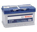 Batterie voiture Bosch S4010 12V 80Ah 740A, pièce détachée pour véhicules, vue de la batterie avec étiquettes.