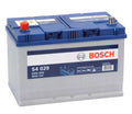 Batterie voiture Bosch S4029 12V 95Ah 830A, pièce détachée pour véhicules, avec étiquettes et bornes visibles.